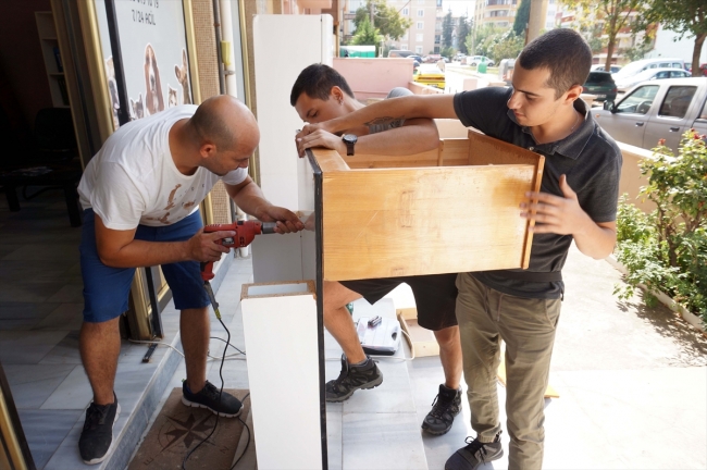 Hayvanseverler sokak hayvanlarına atık malzemelerden yuva yapıyor